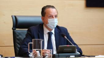 El presidente exponiendo los informes